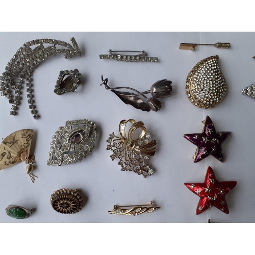 60 - Vintage brooches to include modern enamelled star brooches, a sterling silver brooch in the form of ... 