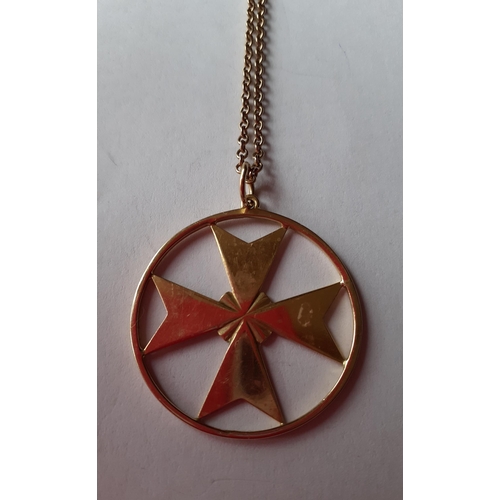 11 - An 18ct gold Maltese cross circular pendant on a 9ct gold chain, 7.8g
Locatiopn: Cab