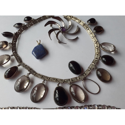 32 - Silver and white metal jewellery to include 2 necklaces with moonstones and one with mixed moonstone... 