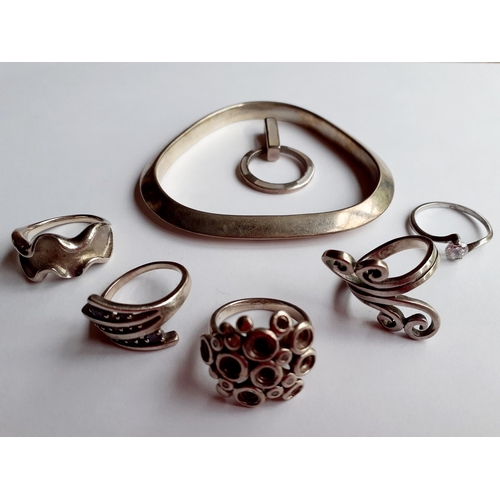 33 - Contemporary silver costume jewellery stamped 925 comprising 5 rings, a bangle and a pendant, total ... 