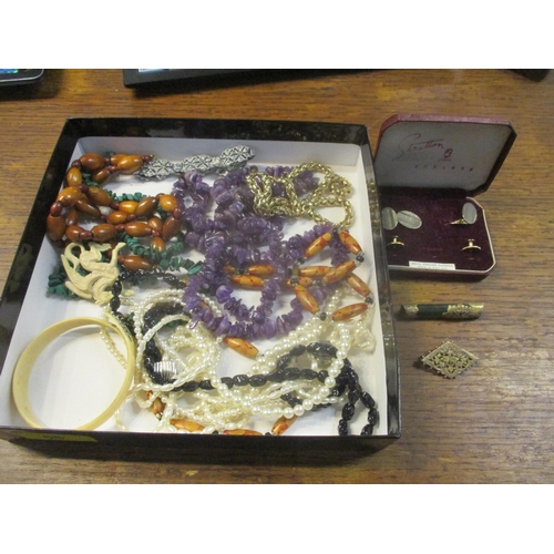 55 - A selection of costume and gold jewellery to include a New Zealand 9ct gold mounted green jadeite ba... 