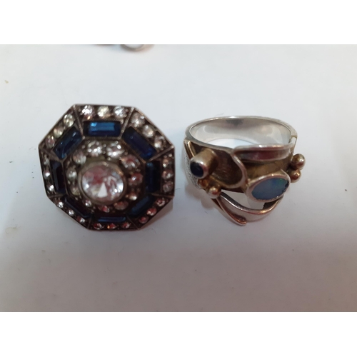 45 - A group of 6 fashion rings to include a silver and 4 pearl ring with white clear stone to the centre... 