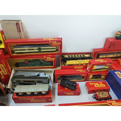 40 - Triang Rovex and Hornby scale model railway related items to include mixed engines, Flying Scotsman,... 