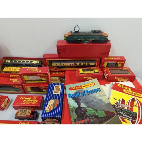 40 - Triang Rovex and Hornby scale model railway related items to include mixed engines, Flying Scotsman,... 