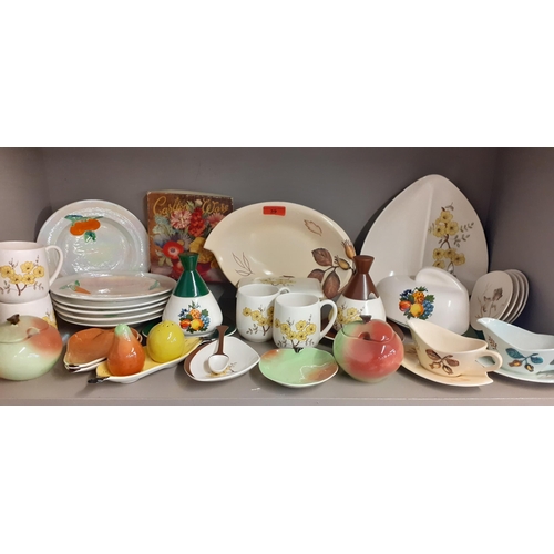 39 - A quantity of vintage Carlton Ware to include the Mimosa pattern and fruit design together with pink... 