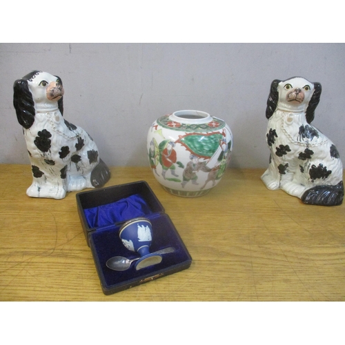 43 - Ceramics to include an Edwardian Wedgwood blue jasper egg cup with silver rim and matching spoon, in... 