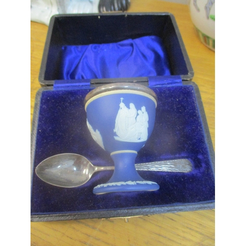 43 - Ceramics to include an Edwardian Wedgwood blue jasper egg cup with silver rim and matching spoon, in... 