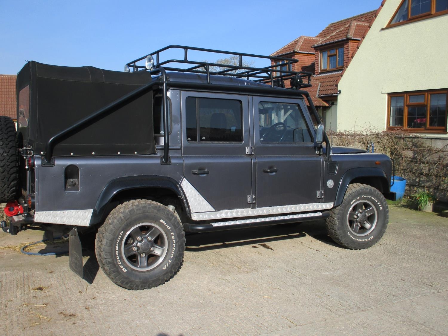 **Revised estimate** A 2001 Land Rover Defender 110 double cab Tomb ...