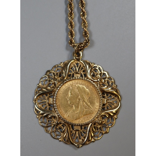 288 - A Victorian 1900 gold sovereign in ornate 9ct gold mount on 9ct chain.  Approx weight 25.5 grams.
(B... 