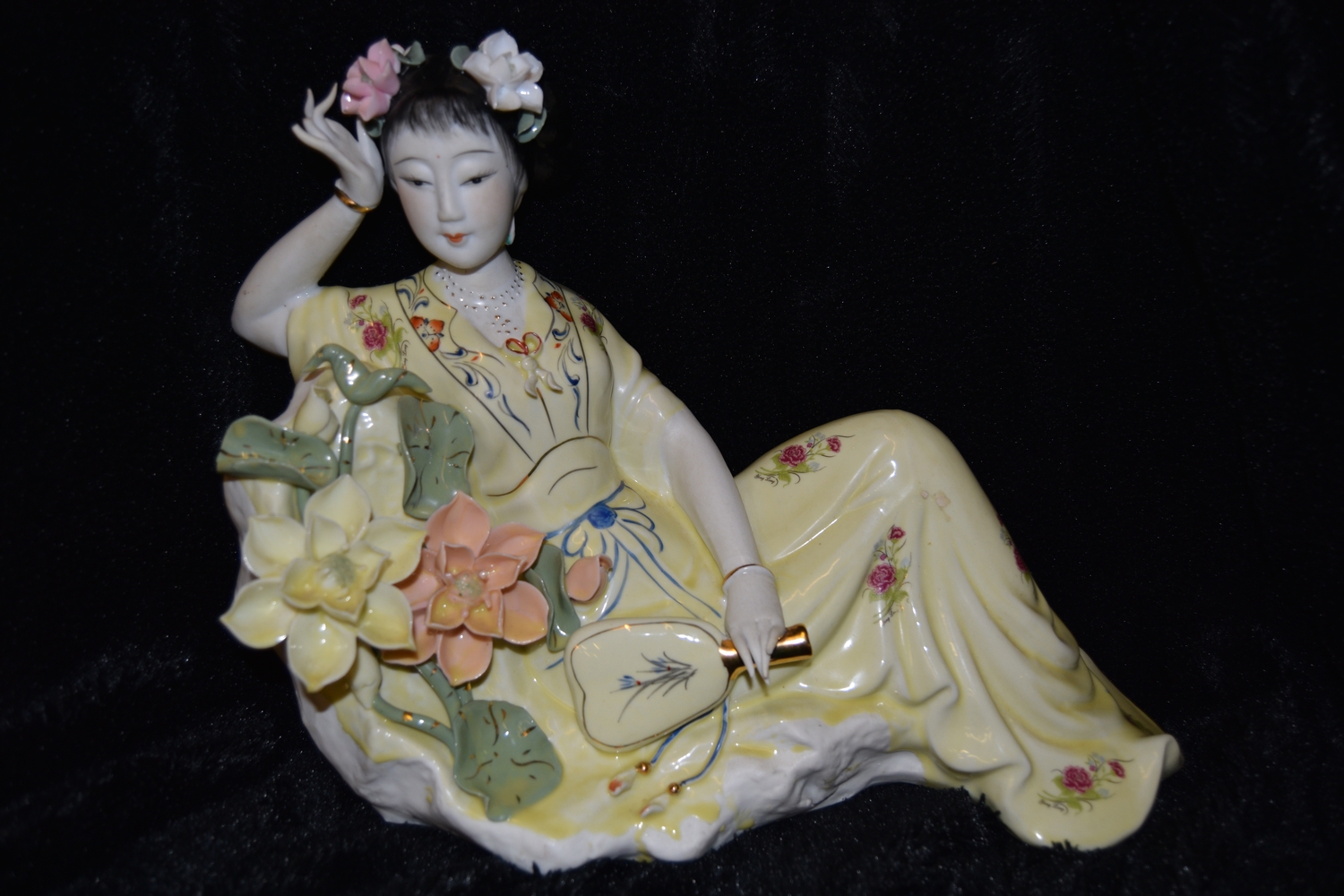 Exquisite Chinese Porcelain Figurine of Geisha Girl