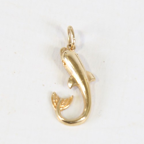 71 - A modern Continental 14ct gold figural dolphin pendant / charm, pendant height excluding bale 22.3mm... 