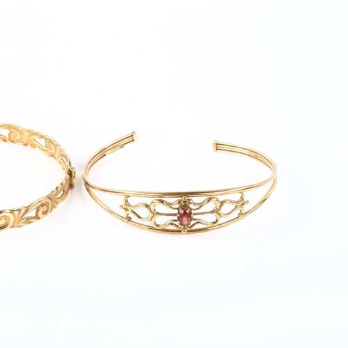 1040A - A 9ct gold garnet set cuff bangle, and a 9ct gold hinged acanthus scroll design bangle (2), 14.6g to... 