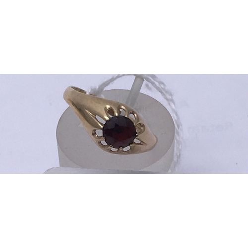 125 - Edwardian period 9ct GOLD claw set ring, with Garnet stone to the top, approx 1.5ct Sheffield h/m to... 