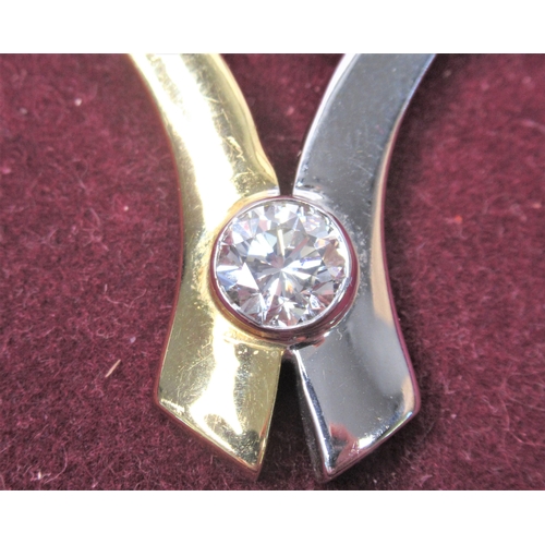 110 - A Superb Diamond & Two Tone 18K Gold Necklace. Brilliant Cut Diamond 1.07-1.10ct, Clarity VS1, Colou... 