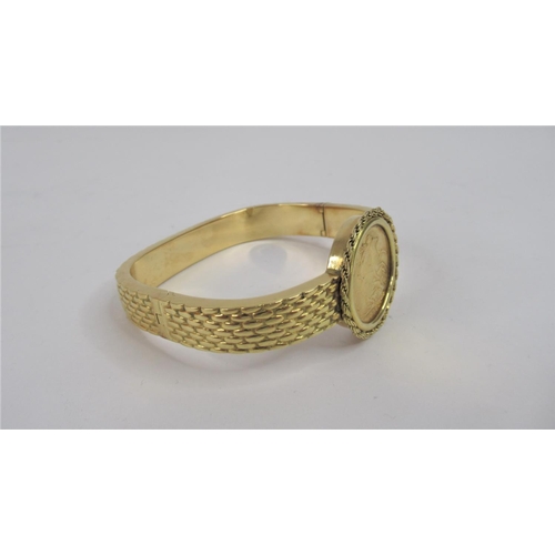 39 - A 1918 Gold Sovereign Set in 18ct .750 Yellow Gold Bangle/Bracelet with full Italian hallmark. Total... 
