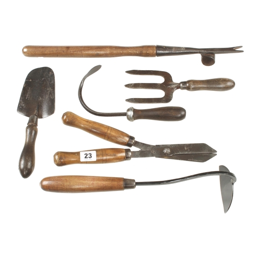 23 - Topiary shears, daisy grubber and 4 other vintage garden tools G