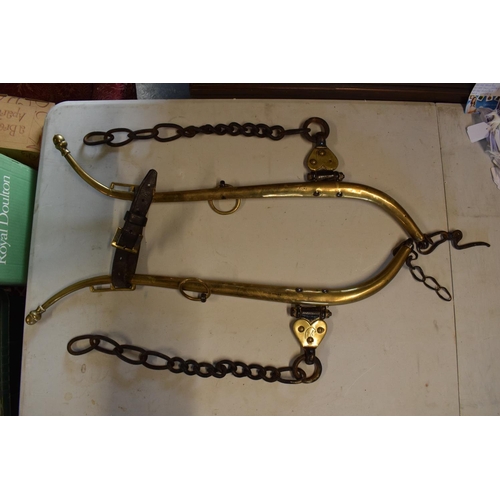 9 - Pair of solid brass horse hames complete with leather and chains (No.4 patent)

In good condition. m... 