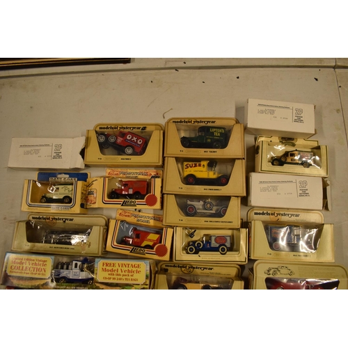 5L - A collection of boxed toy cars to include Halls, Lledo, Days Gone etc (approx 25)

Boxes are a bit t... 