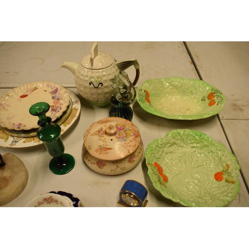 5P - A mixed collection of items to include novelty golf teapot, Aynsley, Carlton Ware etc

Condition is ... 