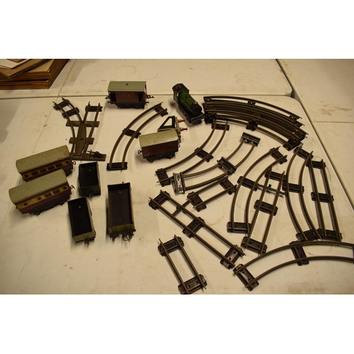 5V - A collection of Hornby (Meccano Ltd) model trains, carriages and track (well used)

All in bad and u... 