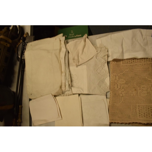 17 - A collection of 19th and 20th century linen and table cloths