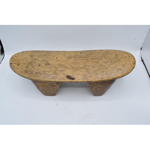 52 - An early to mid 20th carved wooden headrest, believed to be of African origin. 43cm long.