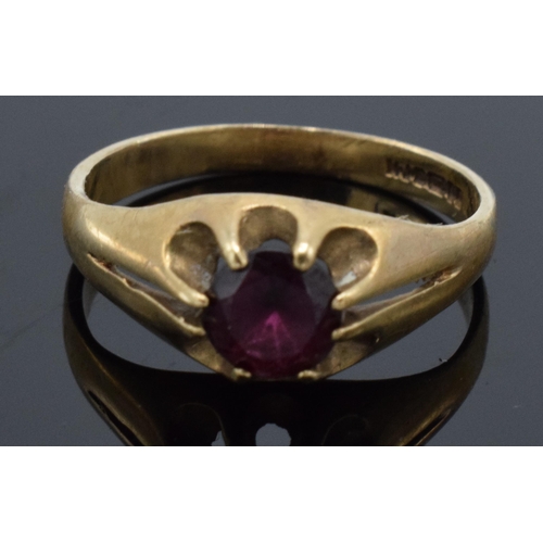 203O - 9ct gold ring set with a garnet or similar stone.2.8 grams. UK size S.