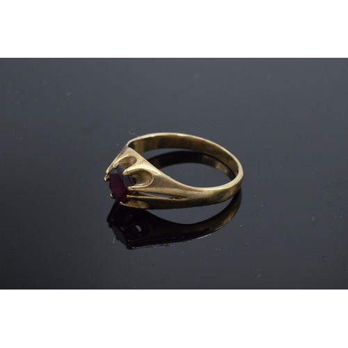203O - 9ct gold ring set with a garnet or similar stone.2.8 grams. UK size S.
