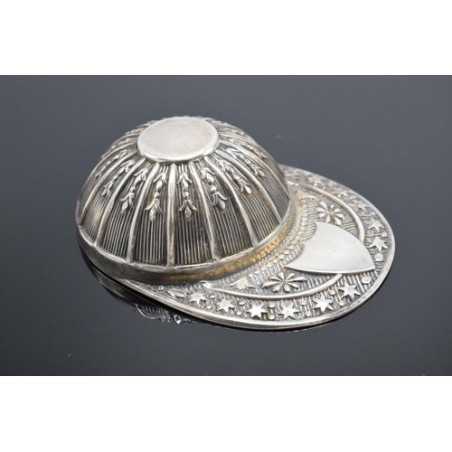 223 - A novelty silver caddy spoon in the form of a jockey's hat. 11.1 grams. 5cm long. Sheffield 1979.