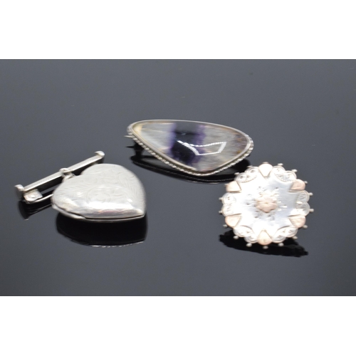 236 - A collection of silver jewellery to include a Blue John brooch, gold on silver brooch and a silver h... 