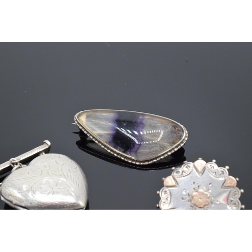 236 - A collection of silver jewellery to include a Blue John brooch, gold on silver brooch and a silver h... 