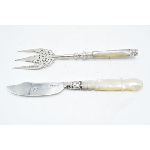 237 - A silver and mother of pearl pickle fork and butter knife. 21cm long.