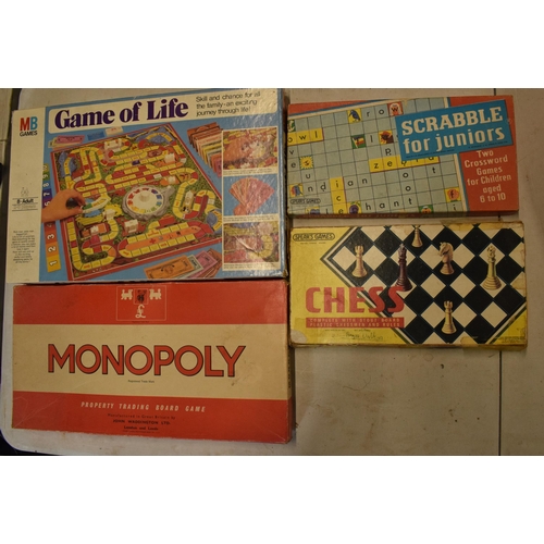 254 - A mixed collection of vintage 20th century board games to include Monopoly, Scrabble for Juniors, Ch... 