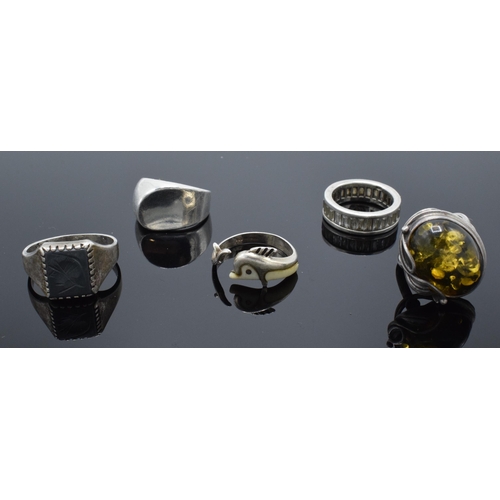 210D - A collection of silver rings of varying styles (5). 26.5 grams.
