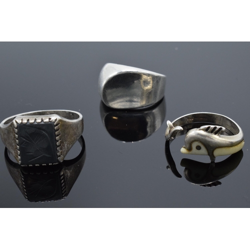 210D - A collection of silver rings of varying styles (5). 26.5 grams.