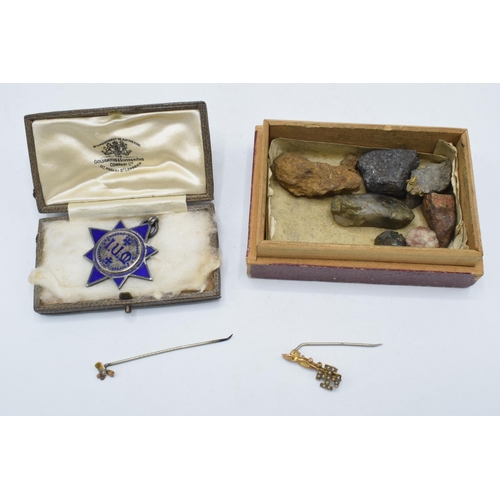 205 - A collection of items to include a 9ct gold sweetheart brooch with base metal pin, a similar stickpi... 