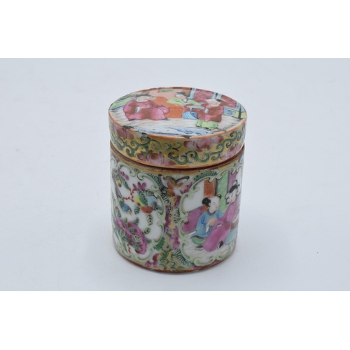 73 - A small 19th century trinket / lidded jar decorated with Mandarin decoration, 6.5cm tall (some small... 
