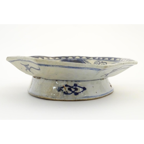 16 - An Oriental blue and white footed dish, the octagonal top decorated with floral and foliate detail. ... 