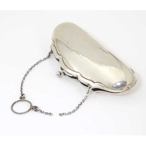 274A - A silver purse hallmarked Birmingham 1913 maker B&Co. 5 1/2