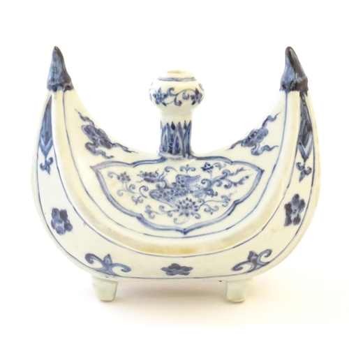 9 - A Chinese blue and white pilgrim's flask of crescent form decorated with a stylised phoenix bird, cl... 