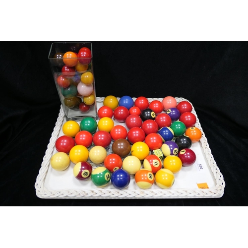305 - Quantity of pool and billiard balls