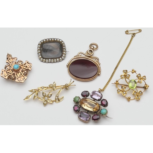 404 - Small selection of decorative jewellery including a 9ct gold peridot and pearl openwork shamrock bro... 