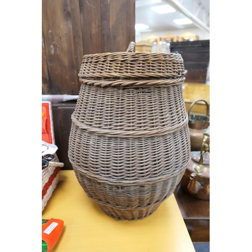 741 - Old barrel form wicker basket with cover