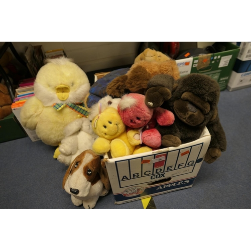 35 - Box of mixed cuddly toys