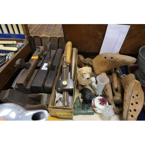 156 - Mixed vintage woodworking tools; also shoe stretchers and a small amount of ornaments (1 tray)