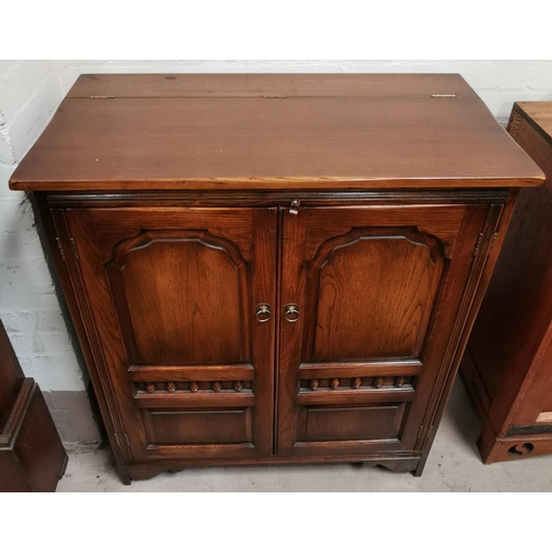 646 - An oak Reprodux TV cabinet