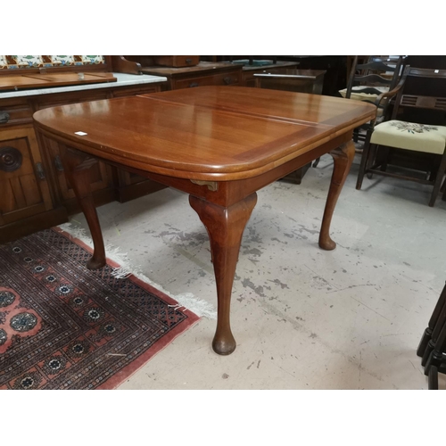 601 - A 1930's mahogany dining table with rounded rectangular draw leaf top, on cabriole legs