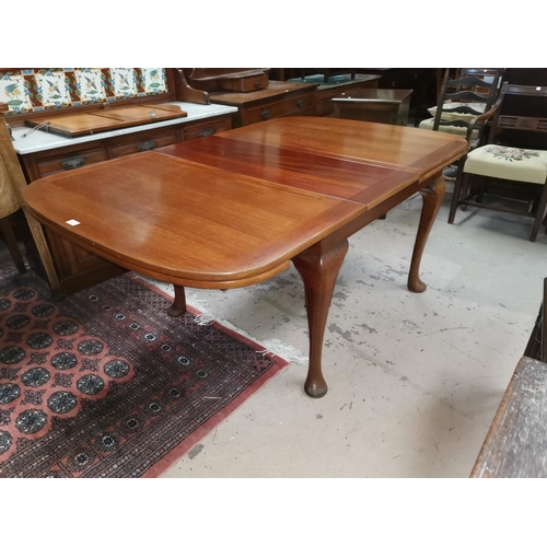 601 - A 1930's mahogany dining table with rounded rectangular draw leaf top, on cabriole legs