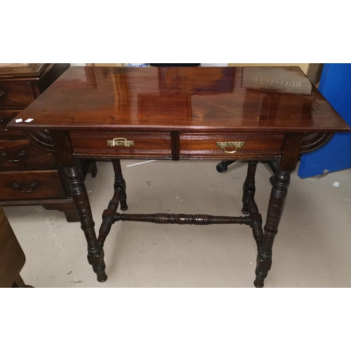 580 - An Edwardian side/writing table with frieze drawer, on turned legs
