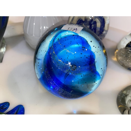 537A - A Murano glass style paperweight, 5 other paperweights, a similar Murano glass sculpture